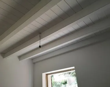 Pittura di travi bianche